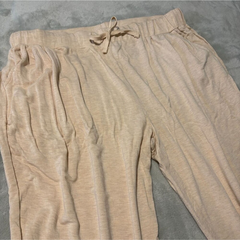 Agnes & Dora woman's essential crop sweatpants heathered oatmeal joggers pockets